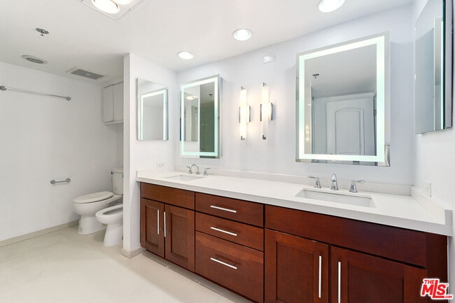 Building Photo - 10660 Wilshire Blvd