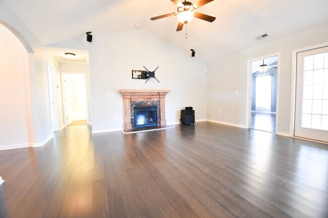 Building Photo - 3 Bedroom 2 Bath Home-Pets Allowed