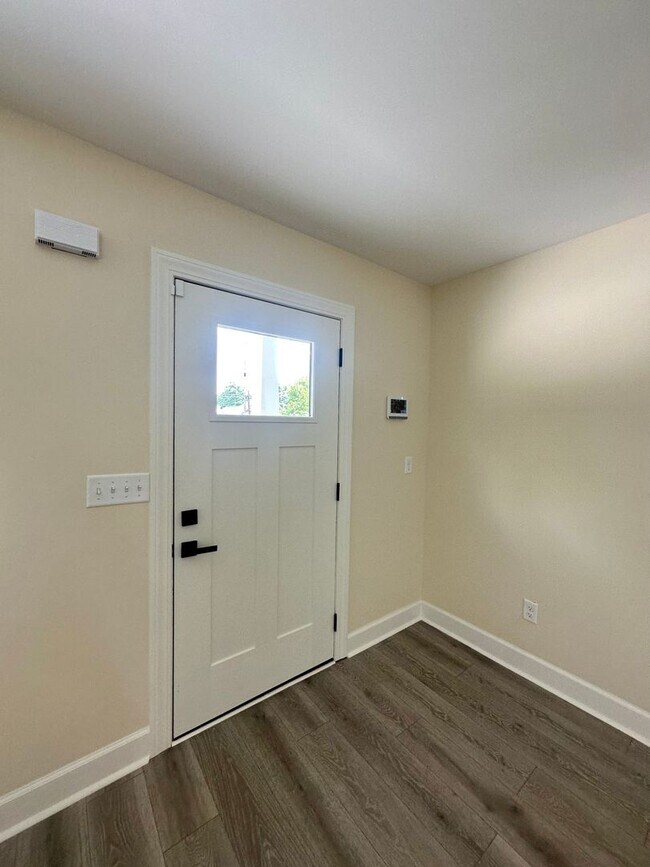 Building Photo - Brand New! Pre-leasing 26-27 Students