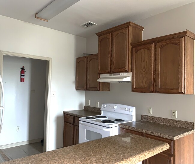 Kitchen Area - 2201 E Travis St