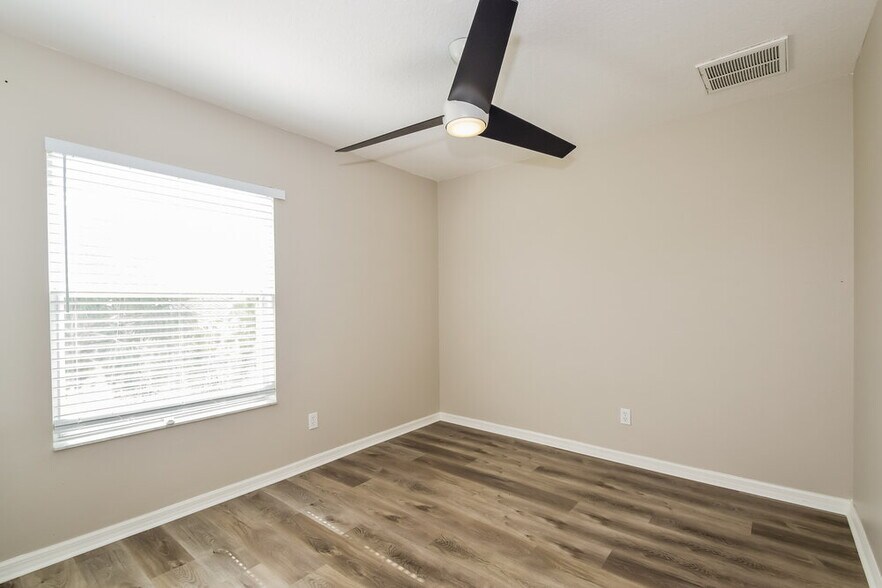 Building Photo - 405 Stone Briar Dr