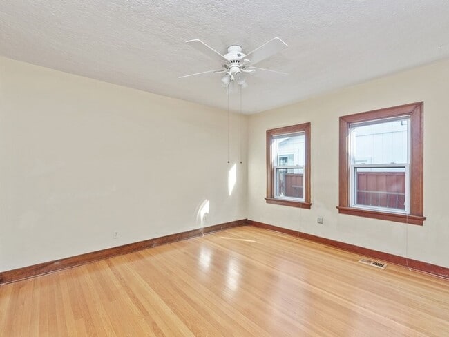 Building Photo - Beautiful Home in Quaint Neighborhood