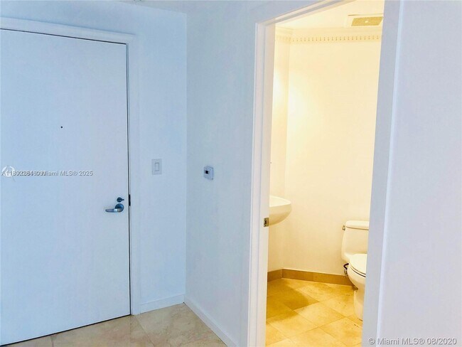 Building Photo - 1060 Brickell Ave
