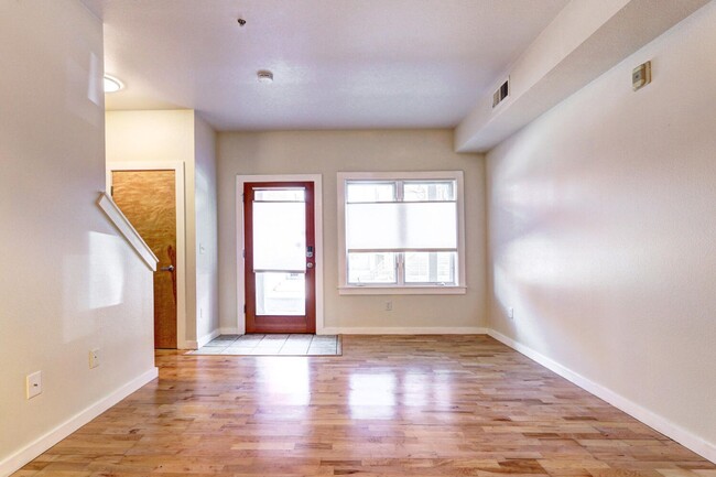 Building Photo - Renovated 1 Bedroom 1 Bathroom Townhome in...