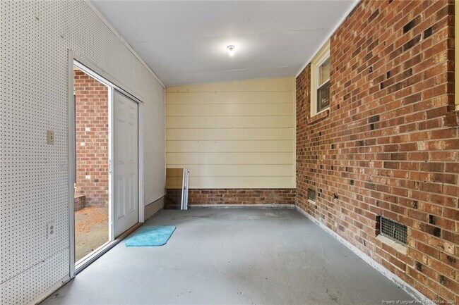 Building Photo - 508 Waterbury Dr