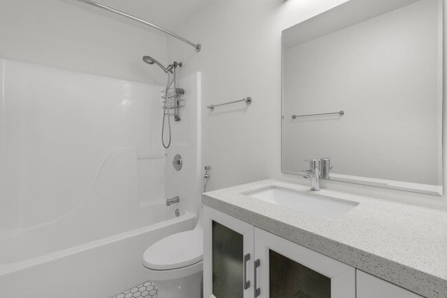 Building Photo - 1618 W Pierce Ave