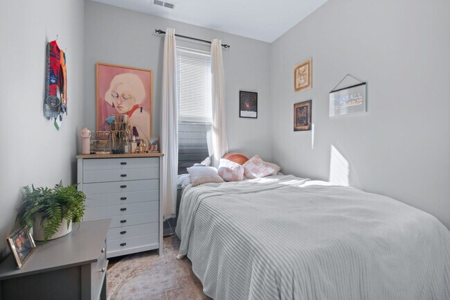 Building Photo - 1644 N Hermitage Ave