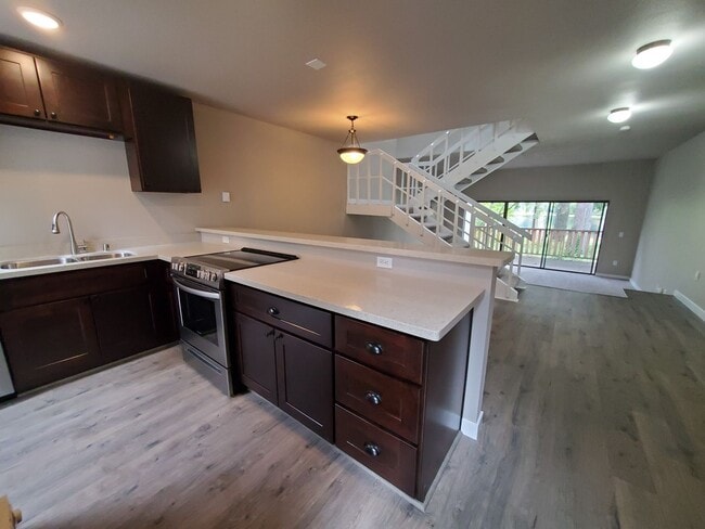 Building Photo - 2 Bed Room 2 Bath 2 Car Garage