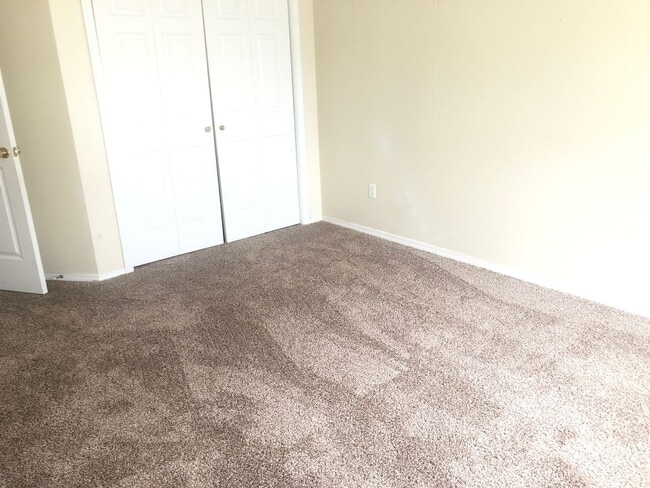 Building Photo - Beautiful 3BR, 2.5 bath townhouse in north Normal. Over 2300 square feet. Large finished basement...