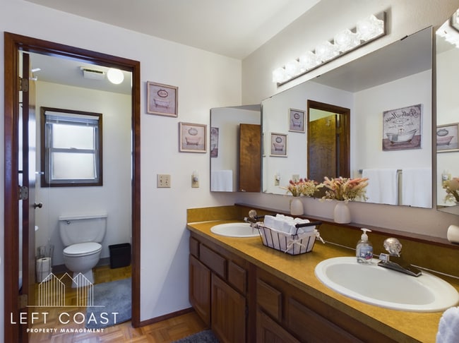 Building Photo - 890 SW 7th St