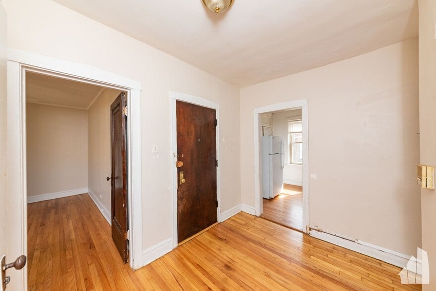 Building Photo - 4101 N Sacramento Ave