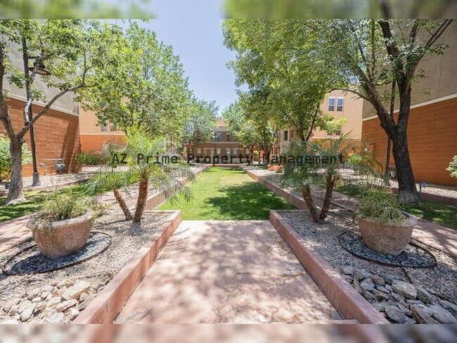 Building Photo - 563 W 6th St