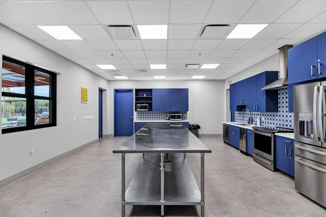 Building Photo - 30517 N Oak Dr