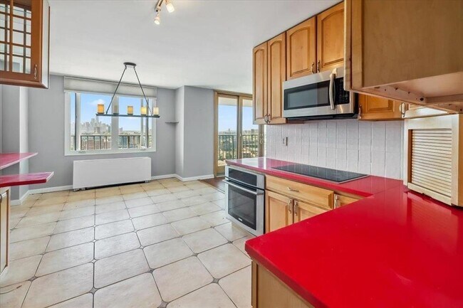 Building Photo - 380 Mountain Rd