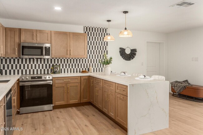 Building Photo - 516 E Greenway Dr