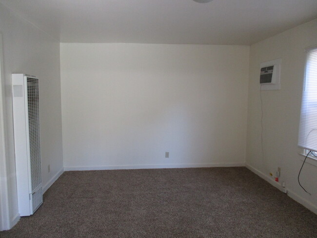 Building Photo - 1 Bedroom with home like setting and laund...