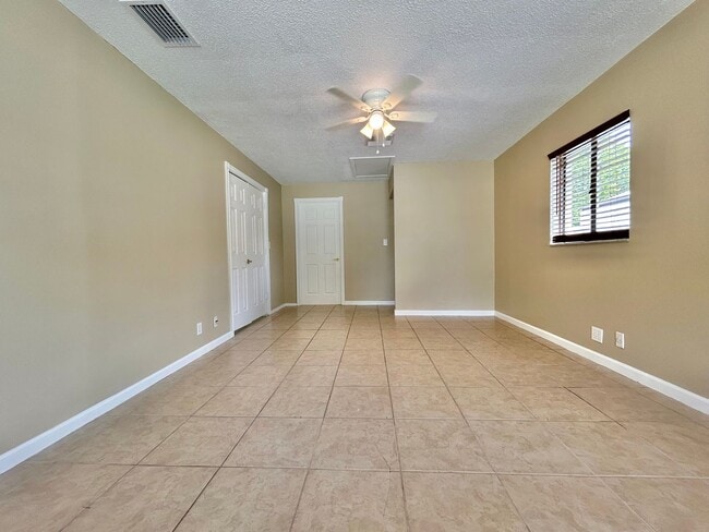 Building Photo - Stylishly upgraded 4Bedrooms/2Baths home i...