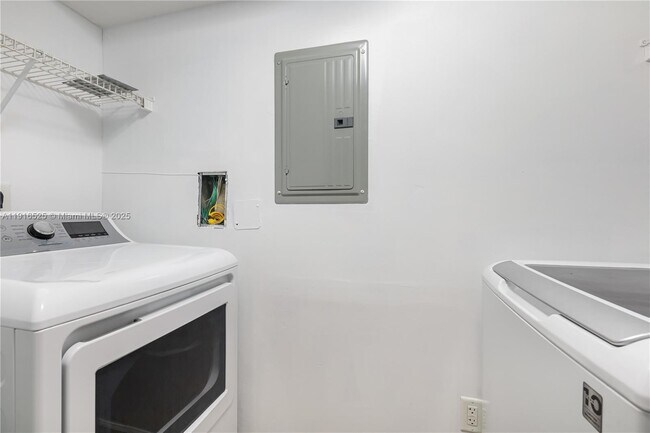 Building Photo - 19501 W Country Club Dr