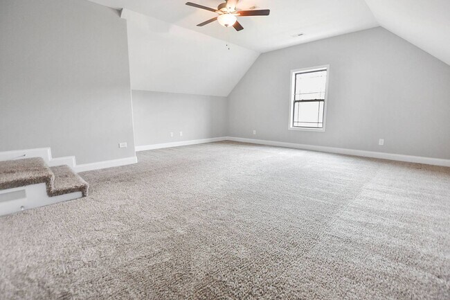 Building Photo - Pet Friendly Three Bedroom with Bonus!