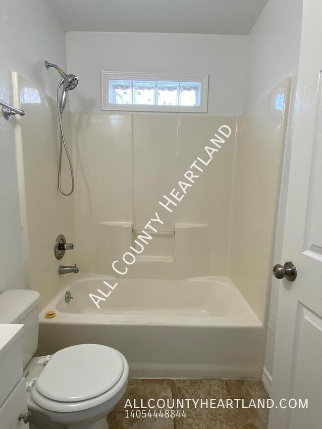 Building Photo - 944 SE 14th St