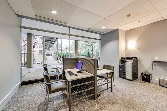 Building Photo - Well appointed Studio in PRIME location /All Utilities included