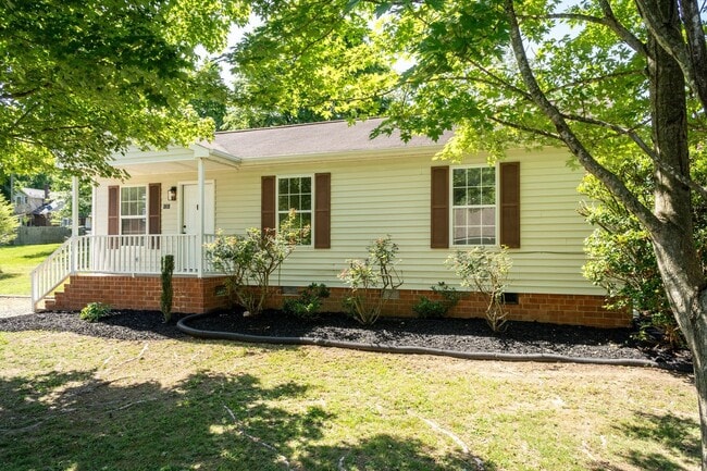 Building Photo - Three Bedroom Home Move in ready!