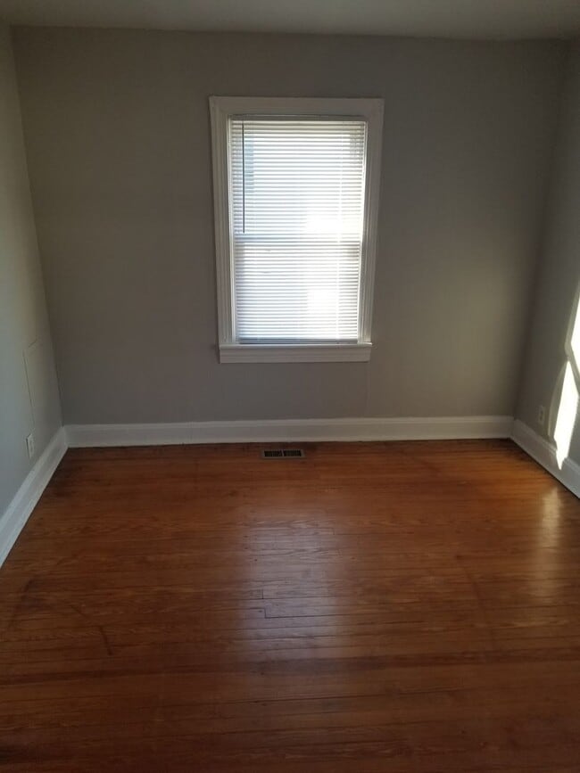 Building Photo - Nice Two Bedroom House Close to Liberty University!