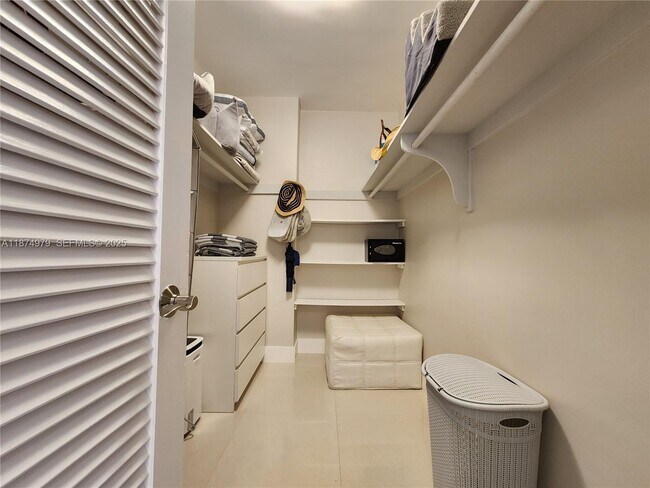 Building Photo - 3505 S Ocean Dr