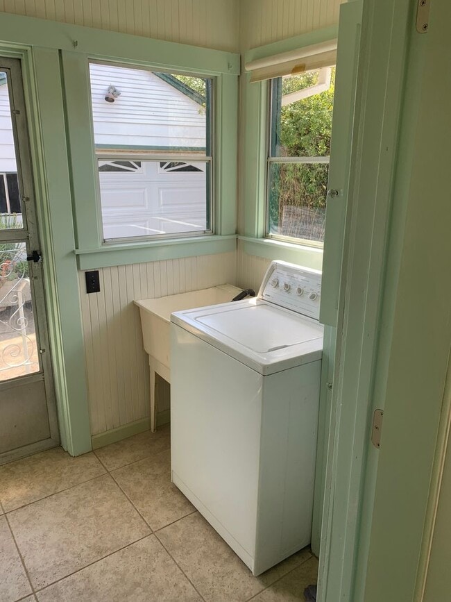 Building Photo - Memorial Hospital 2 bedroom 2 bathroom hom...