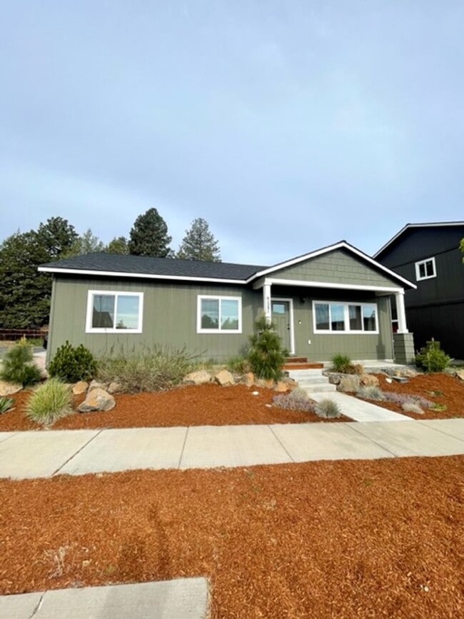 Building Photo - Beautiful 3 Bedroom Single Level home in SE Bend!