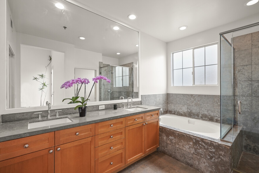 Master bathroom with dual sinks and deep soaking tub & shower - 5400 Playa Vista Dr