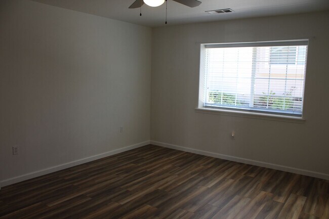 Building Photo - JR2060