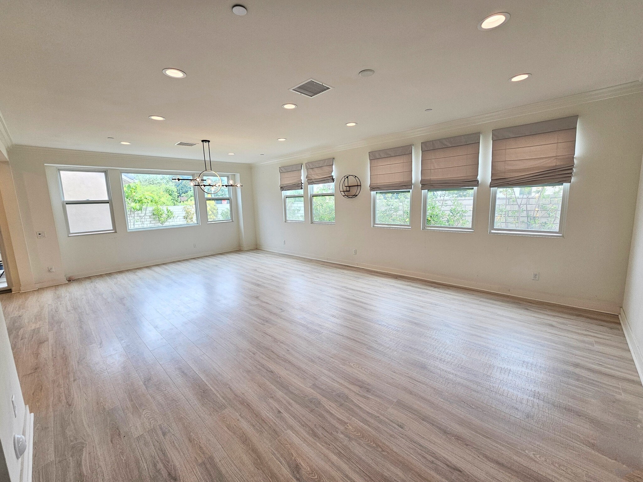 Building Photo - 10537 San Bruno St