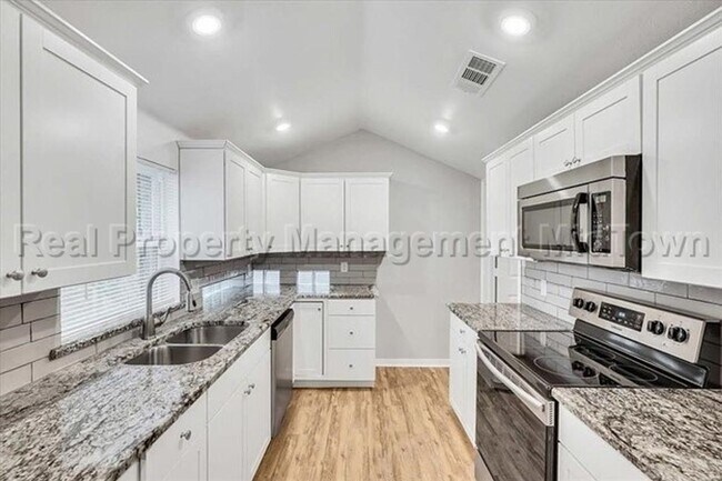 Building Photo - 6400 Greenway Rd