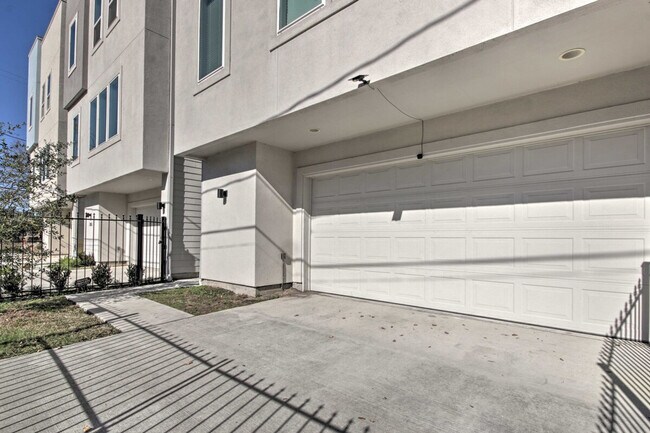 Building Photo - 2107 Stuart St