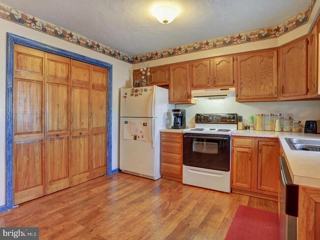 Building Photo - 16 Colonial Dr