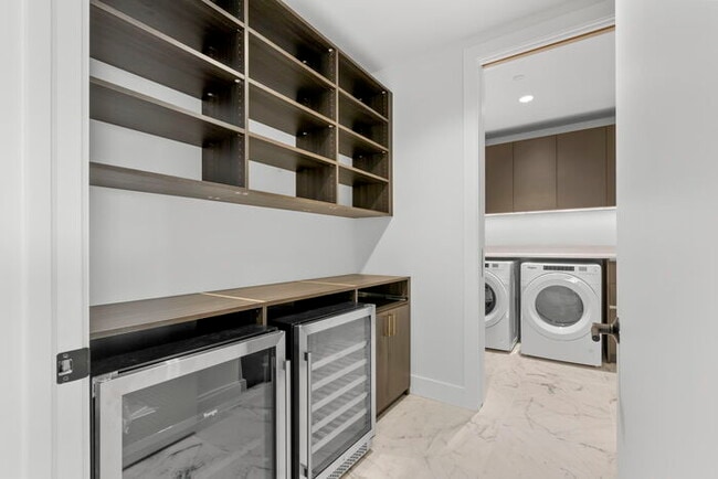 Building Photo - BEAUTIFUL Luxury Condo in Downtown St Pete...