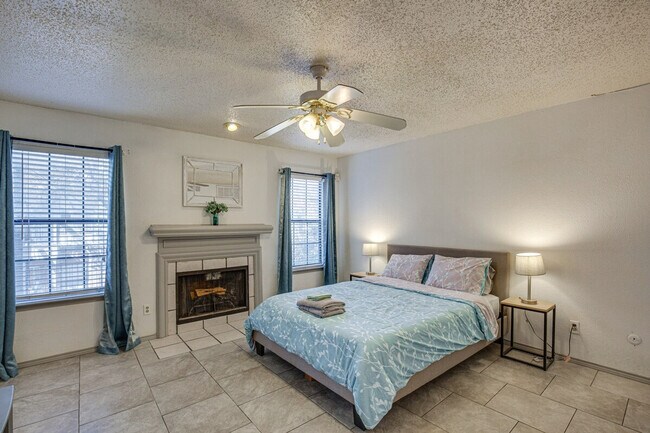 Building Photo - 8750 Park Ln