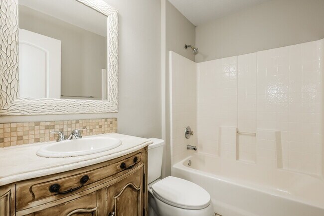 Building Photo - 1036 Lake Shore Ranch Dr