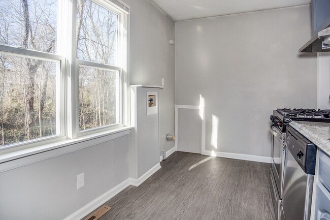 Building Photo - COMING SOON: Adorable 2-Bed Home with Bright Interiors in Independence!