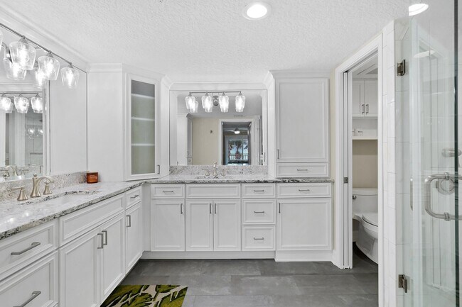 Building Photo - 33 Comares Ave