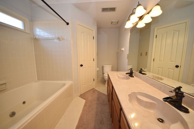 Building Photo - Very nice 3 bed 2 bath home near E. Holmes...