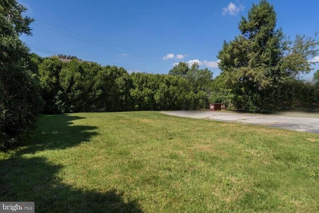 Building Photo - 10 Lloyd Ave