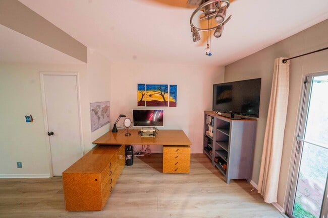 Building Photo - 2643 NE 15th St