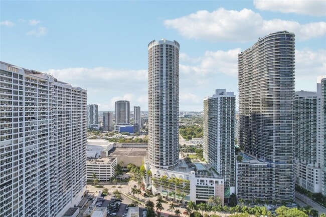 Building Photo - 1750 N Bayshore Dr