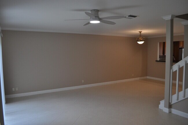 Building Photo - 1402 Maplewood Dr