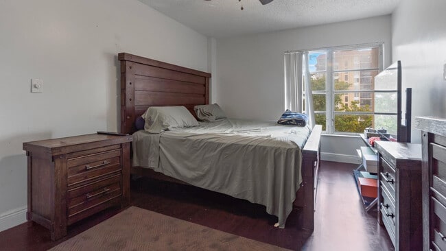 Building Photo - 4156 Inverrary Dr