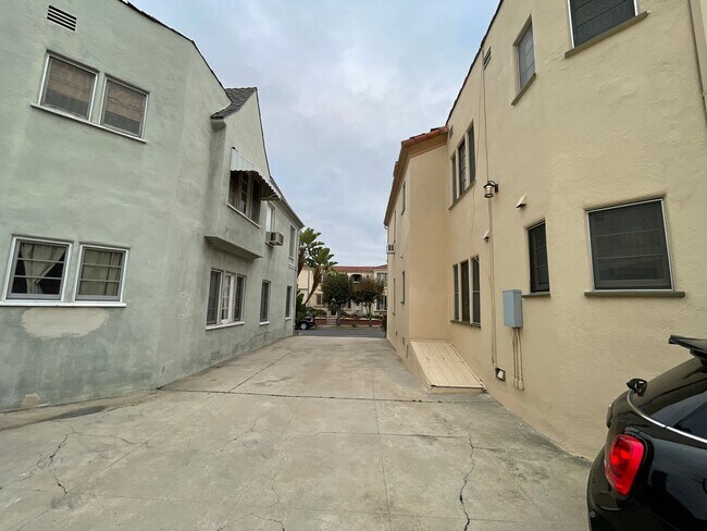 Building Photo - 927 Alandele Ave