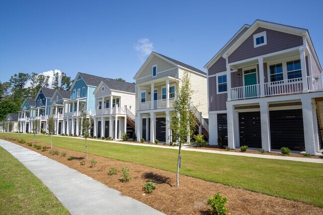 Building Photo - 221 Grovewood Wy