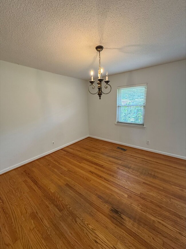Building Photo - Updated 3 bed 2 bath in East Ridge! Fenced...
